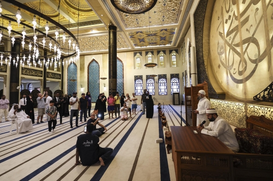 Potret Turis Piala Dunia Antusias Mengenal Islam di Masjid Biru Doha