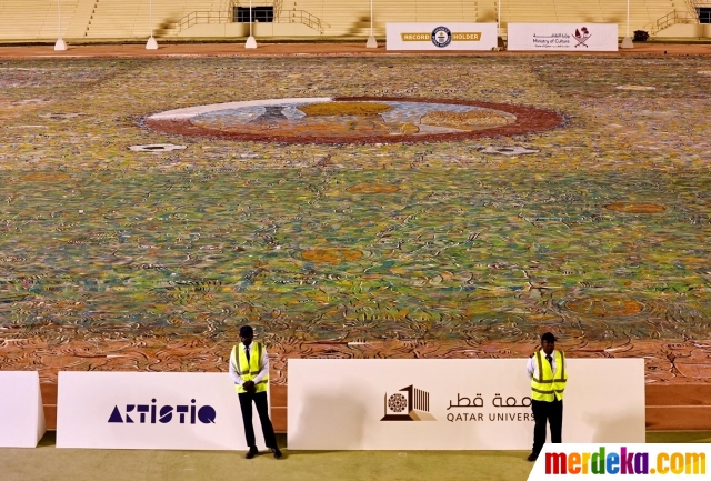 Perhelatan Piala Dunia 2022 menjadi momentum berharga bagi Qatar untuk menunjukkan hal-hal menarik dan unik hingga mencetak rekor dunia. Salah satunya lukisan raksasa yang dibuat di atas kanvas selebar lapangan bola ini.