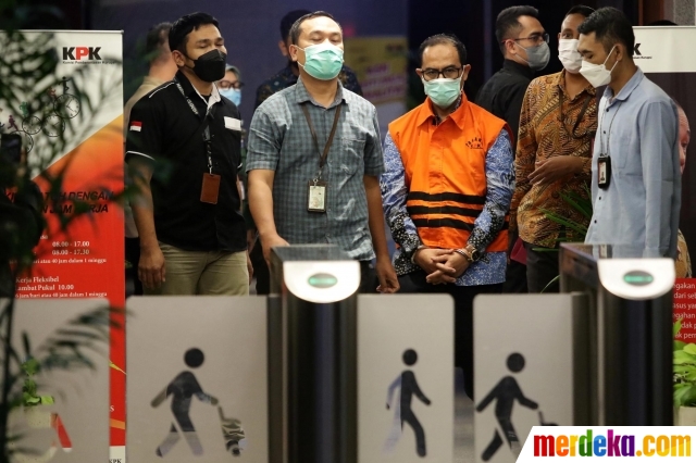 Hakim Agung, Gazalba Saleh (tengah) dikawal ketat petugas saat menuju kendaraan tahanan usai rilis penahanan di Gedung Merah Putih KPK, Jakarta, Kamis (8/12/2022).