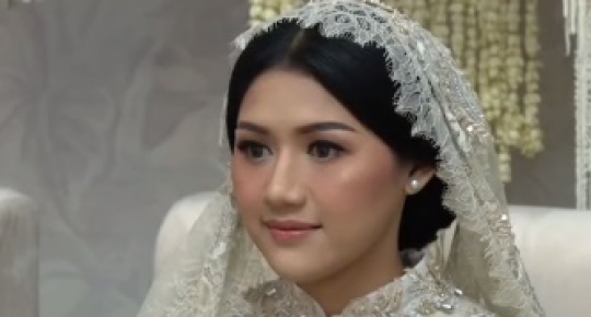 Momen Haru Pengajian Jelang Pernikahan Erina Gudono, Ibunda Tampak Menangis