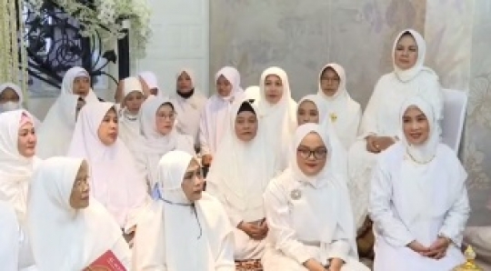 Momen Haru Pengajian Jelang Pernikahan Erina Gudono, Ibunda Tampak Menangis