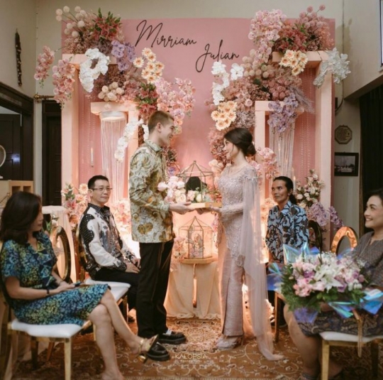Dihadiri Orang Tua, Intip Momen Lamaran Julian Jacob dan Mirriam Eka