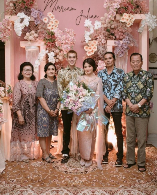 Dihadiri Orang Tua, Intip Momen Lamaran Julian Jacob dan Mirriam Eka