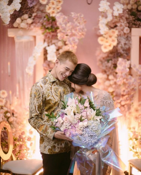 Dihadiri Orang Tua, Intip Momen Lamaran Julian Jacob dan Mirriam Eka