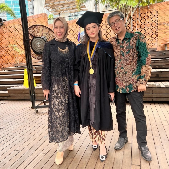 Momen Wisuda Tiara Savitri Putri Mulan Jameela, Penampilannya Curi Perhatian