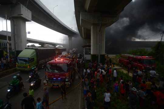 Dealer Motor Cakung Terbakar Hanguskan Puluhan Sepeda Motor Siap Kirim