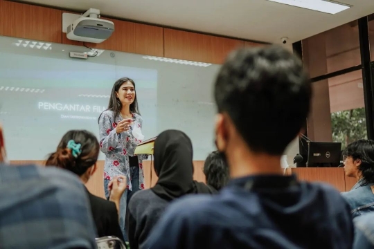 Jadi Dosen, Ini Deretan Foto Dian Sastro Ngajar di Depan Mahasiswa UI