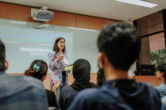 Jadi Dosen, Ini Deretan Foto Dian Sastro Ngajar di Depan Mahasiswa UI