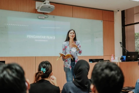 Jadi Dosen, Ini Deretan Foto Dian Sastro Ngajar di Depan Mahasiswa UI