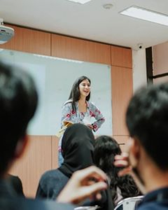 Jadi Dosen, Ini Deretan Foto Dian Sastro Ngajar di Depan Mahasiswa UI