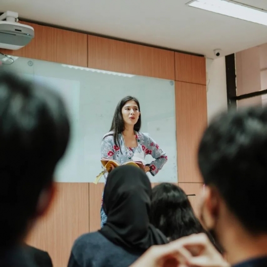 Jadi Dosen, Ini Deretan Foto Dian Sastro Ngajar di Depan Mahasiswa UI