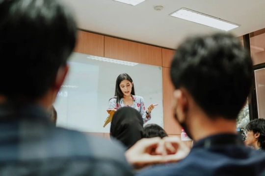 Jadi Dosen, Ini Deretan Foto Dian Sastro Ngajar di Depan Mahasiswa UI