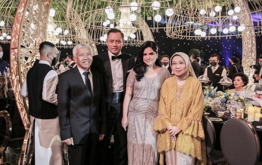 Ganteng dan Gagah, Ini 5 Potret AHY Hadiri Pernikahan Chelsea Islan & Rob Clinton