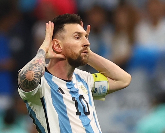 Panas, Ini Selebrasi Provokatif Messi di Depan Louis van Gaal