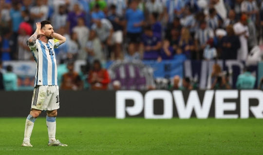 Panas, Ini Selebrasi Provokatif Messi di Depan Louis van Gaal