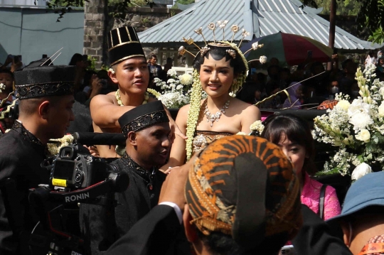 Melihat Iring-Iringan Kirab Pengantin Kaesang-Erina di Solo