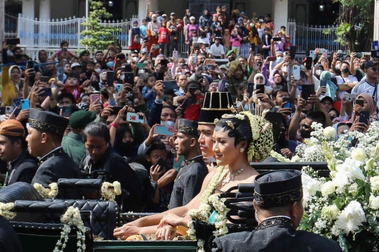 Melihat Iring-Iringan Kirab Pengantin Kaesang-Erina di Solo