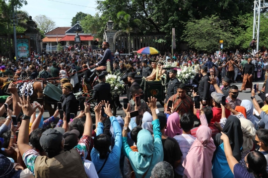 Melihat Iring-Iringan Kirab Pengantin Kaesang-Erina di Solo