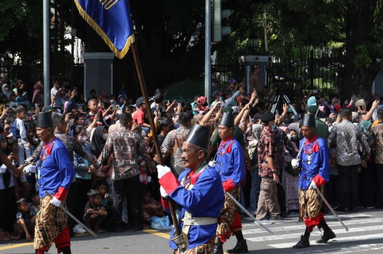 Melihat Iring-Iringan Kirab Pengantin Kaesang-Erina di Solo