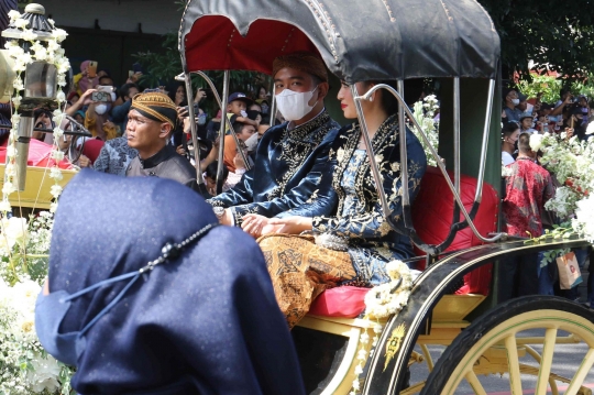 Melihat Iring-Iringan Kirab Pengantin Kaesang-Erina di Solo