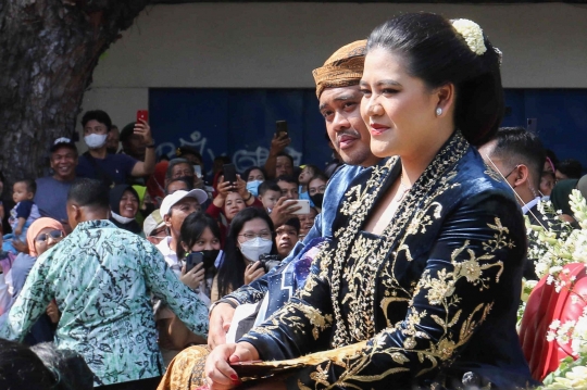 Melihat Iring-Iringan Kirab Pengantin Kaesang-Erina di Solo