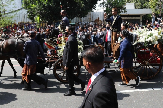 Melihat Iring-Iringan Kirab Pengantin Kaesang-Erina di Solo