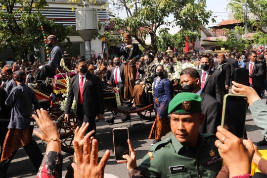 Melihat Iring-Iringan Kirab Pengantin Kaesang-Erina di Solo