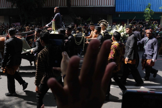 Melihat Iring-Iringan Kirab Pengantin Kaesang-Erina di Solo