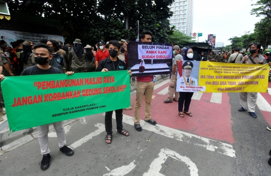 Protes Penggusuran Sekolah, Relawan dan Wali Murid Bertahan di SDN Pondok Cina 1