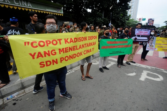 Protes Penggusuran Sekolah, Relawan dan Wali Murid Bertahan di SDN Pondok Cina 1