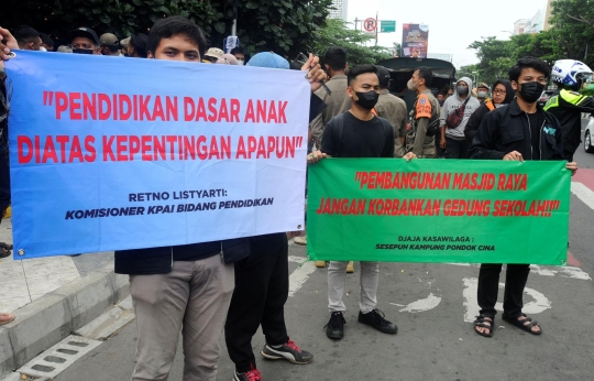 Protes Penggusuran Sekolah, Relawan dan Wali Murid Bertahan di SDN Pondok Cina 1