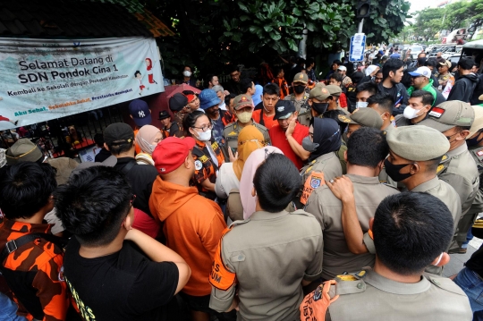 Protes Penggusuran Sekolah, Relawan dan Wali Murid Bertahan di SDN Pondok Cina 1