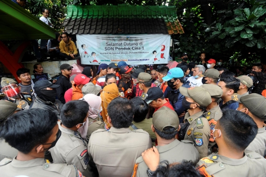 Protes Penggusuran Sekolah, Relawan dan Wali Murid Bertahan di SDN Pondok Cina 1