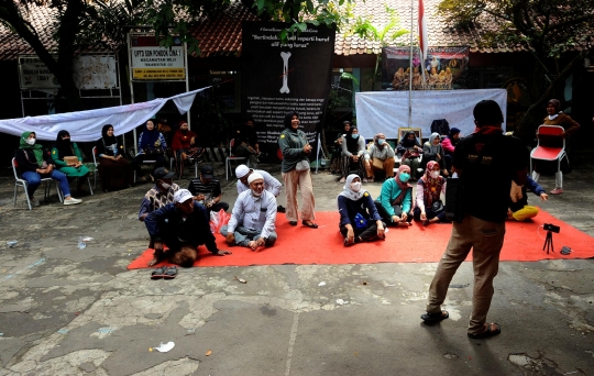 Protes Penggusuran Sekolah, Relawan dan Wali Murid Bertahan di SDN Pondok Cina 1