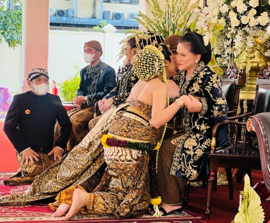 Prosesi Sungkeman Pengantin Kaesang-Erina di Solo