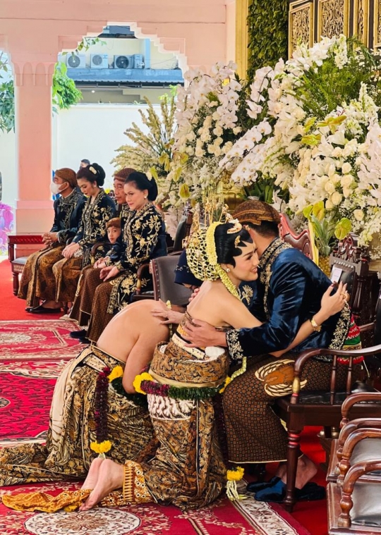 Prosesi Sungkeman Pengantin Kaesang-Erina di Solo