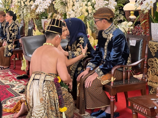 Prosesi Sungkeman Pengantin Kaesang-Erina di Solo