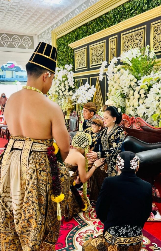 Prosesi Sungkeman Pengantin Kaesang-Erina di Solo