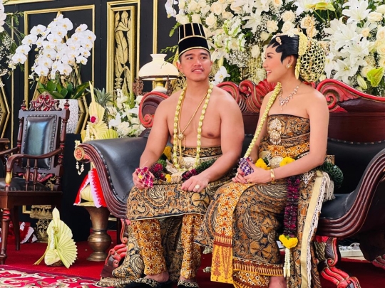 Prosesi Sungkeman Pengantin Kaesang-Erina di Solo