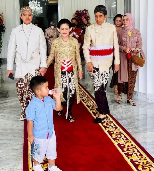 6 Potret Panembahan Al Nahyan Cucu Jokowi, Gayanya Bikin Gemas