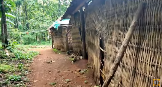 Unik, Potret Rumah Sederhana Berdinding Bilik Bambu Belasan Tahun Tanpa Listrik