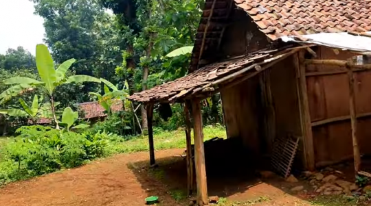 Unik, Potret Rumah Sederhana Berdinding Bilik Bambu Belasan Tahun Tanpa Listrik