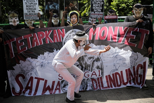 Aksi Teatrikal Tuntut Pemerintah Tetapkan Monyet Jadi Satwa Dilindungi