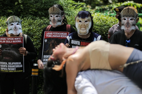 Aksi Teatrikal Tuntut Pemerintah Tetapkan Monyet Jadi Satwa Dilindungi