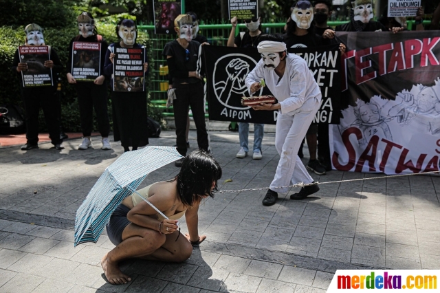 Massa Koalisi Primates Fight Back menggelar aksi teatrikal saat berunjuk rasa di depan Kantor Kementerian Lingkungan Hidup dan Kehutanan, Jakarta, Senin (12/12/2022). Dalam aksinya, mereka mendesak pemerintah untuk menetapkan monyet sebagai satwa dilindungi.