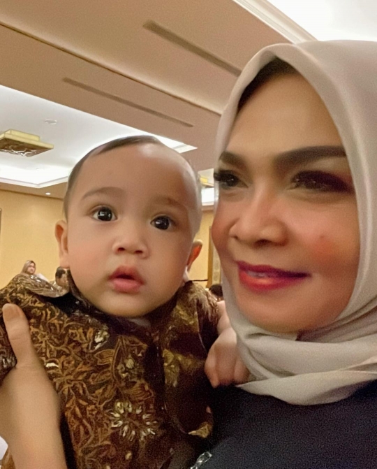 Potret Lucu Rayyanza Anak Raffi Ahmad dan Nagita Pakai Batik, Ganteng Banget!