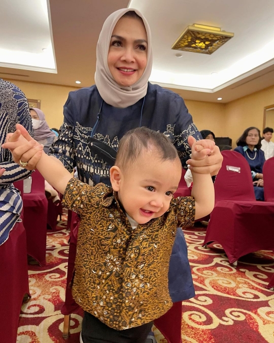 Potret Lucu Rayyanza Anak Raffi Ahmad dan Nagita Pakai Batik, Ganteng Banget!
