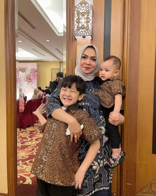 Potret Lucu Rayyanza Anak Raffi Ahmad dan Nagita Pakai Batik, Ganteng Banget!