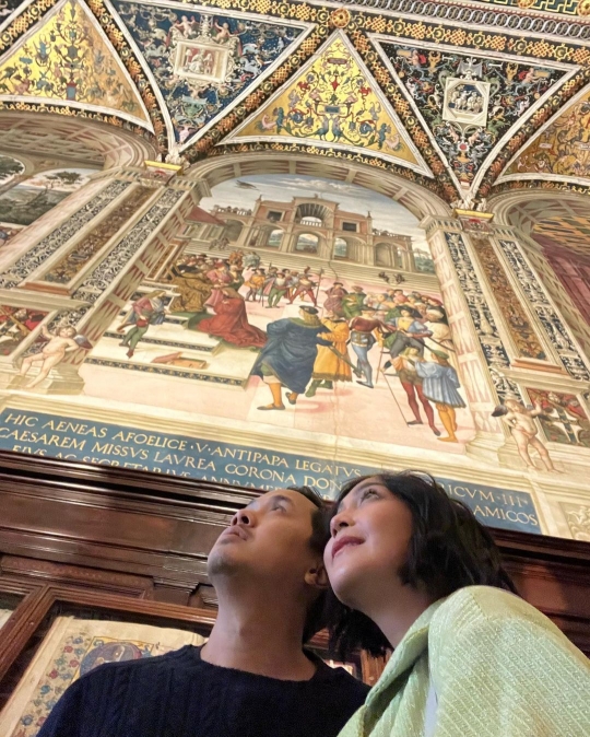 Liburan Romantis Caca Tengker & Suami di Italia, Serasa Honeymoon
