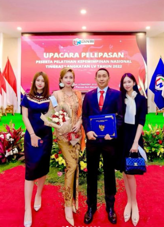 Potret Kece Heni Tania & Dua Putri Cantik Dampingi Suami Pendidikan Kepemimpinan
